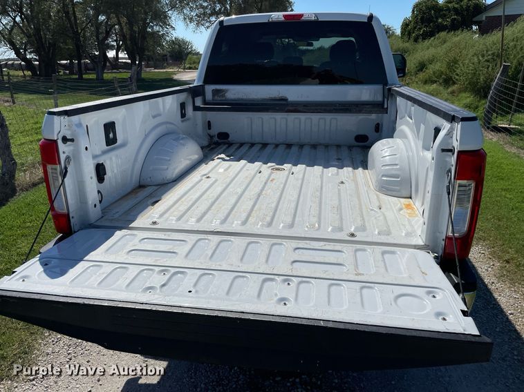 image for item HN9918 2019 Ford F250 Super Duty XLT  Crew Cab pickup truck