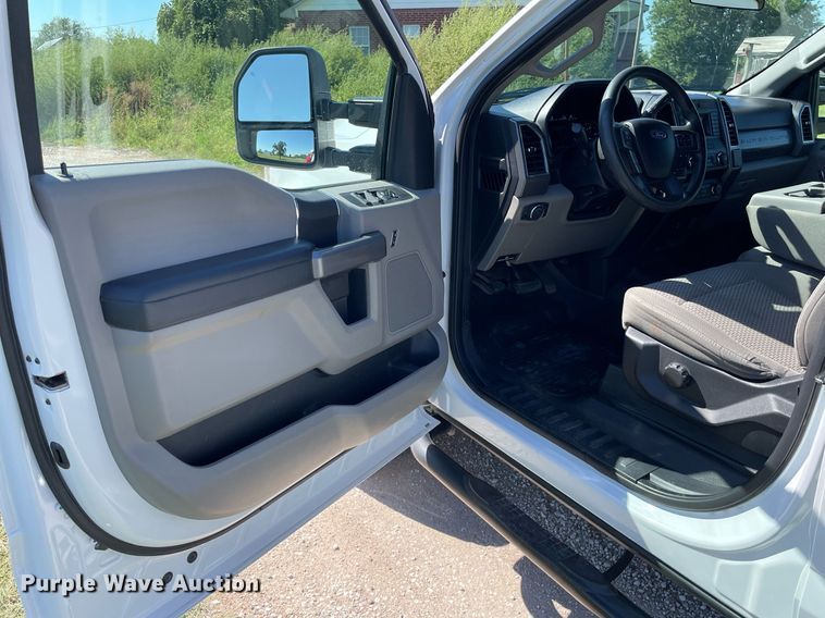 image for item HN9918 2019 Ford F250 Super Duty XLT  Crew Cab pickup truck