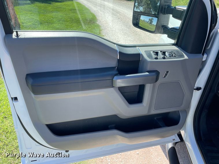 image for item HN9918 2019 Ford F250 Super Duty XLT  Crew Cab pickup truck