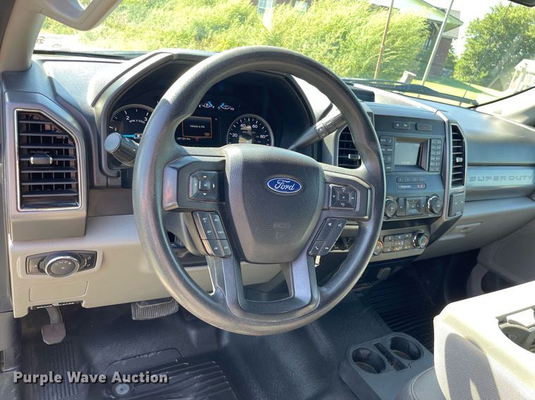 image for item HN9918 2019 Ford F250 Super Duty XLT  Crew Cab pickup truck