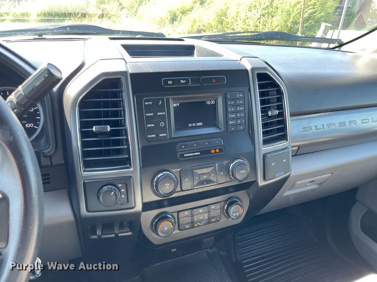 image for item HN9918 2019 Ford F250 Super Duty XLT  Crew Cab pickup truck