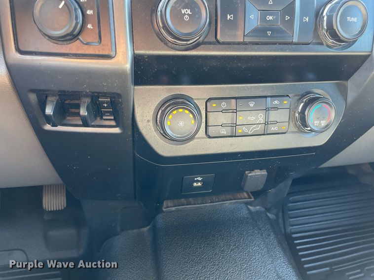 image for item HN9918 2019 Ford F250 Super Duty XLT  Crew Cab pickup truck