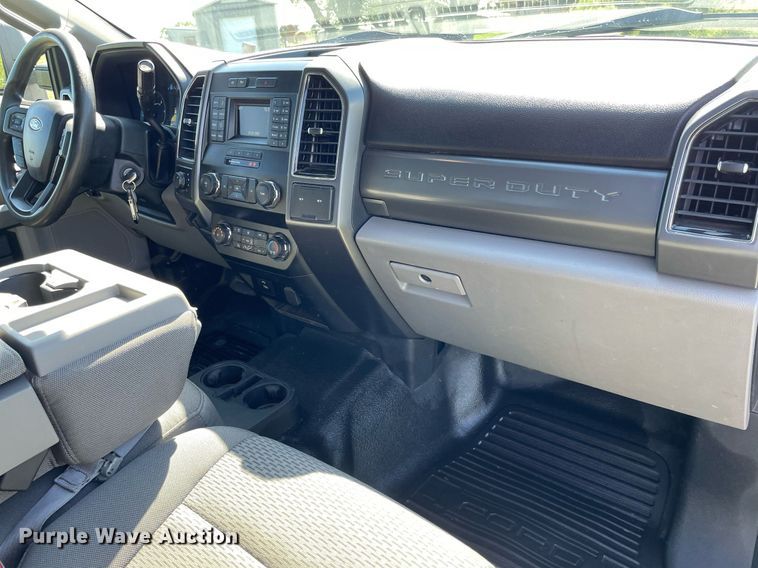 image for item HN9918 2019 Ford F250 Super Duty XLT  Crew Cab pickup truck
