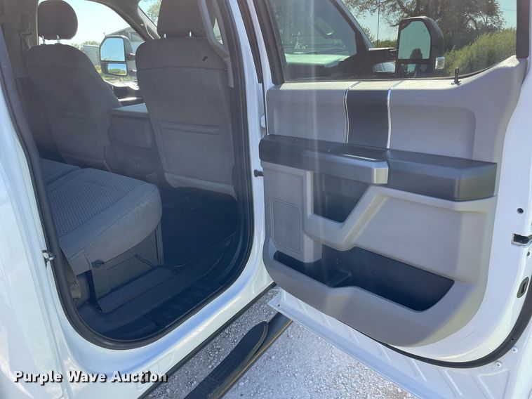 image for item HN9918 2019 Ford F250 Super Duty XLT  Crew Cab pickup truck