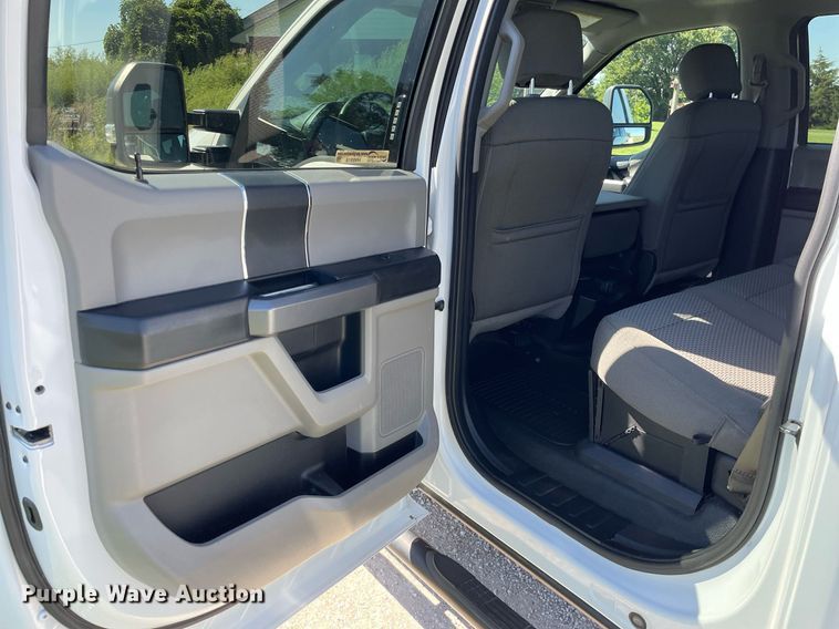 image for item HN9918 2019 Ford F250 Super Duty XLT  Crew Cab pickup truck