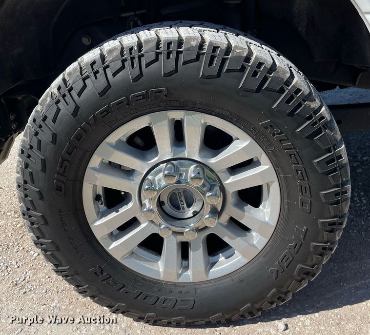 image for item HN9918 2019 Ford F250 Super Duty XLT  Crew Cab pickup truck