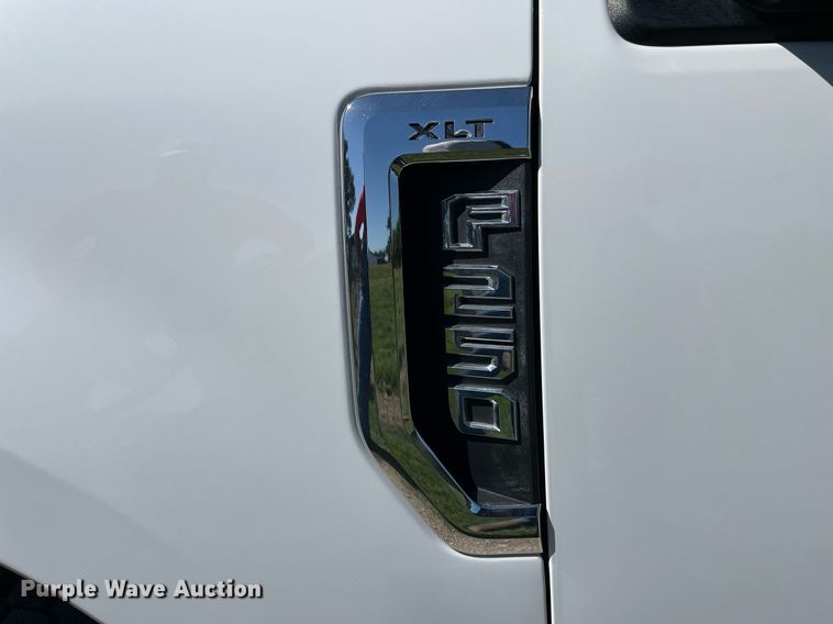 image for item HN9918 2019 Ford F250 Super Duty XLT  Crew Cab pickup truck
