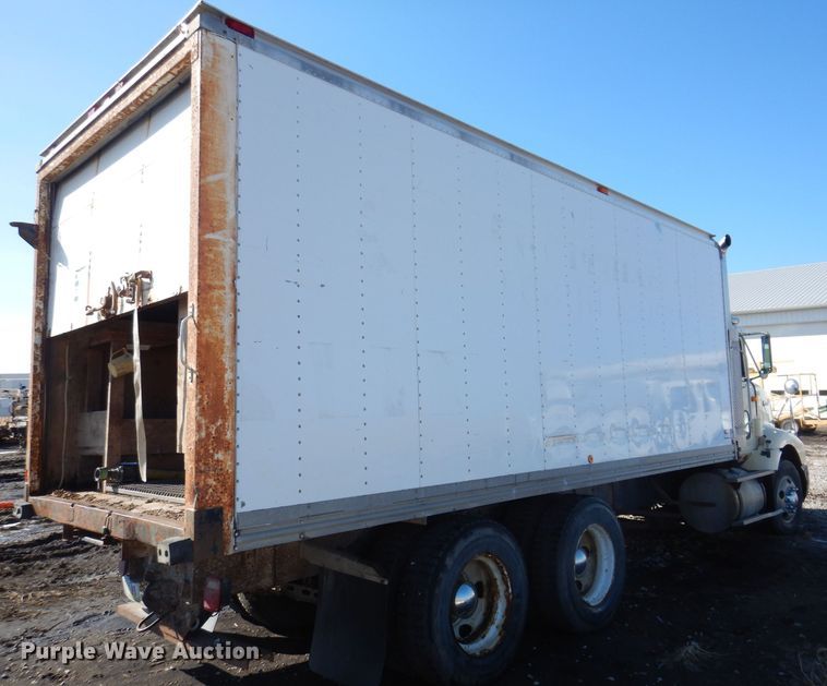 image for item IO9407 1994 International 9200  box truck