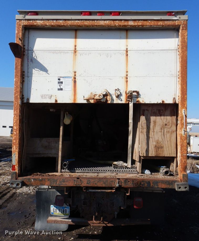 image for item IO9407 1994 International 9200  box truck