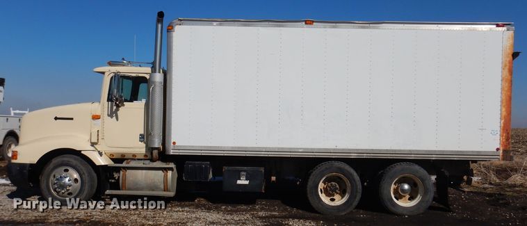 image for item IO9407 1994 International 9200  box truck