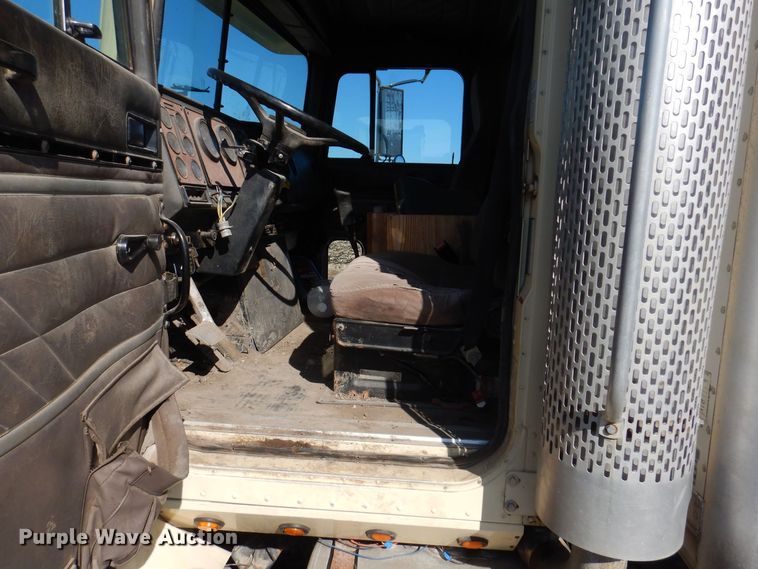 image for item IO9407 1994 International 9200  box truck