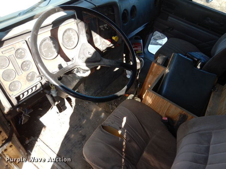 image for item IO9407 1994 International 9200  box truck