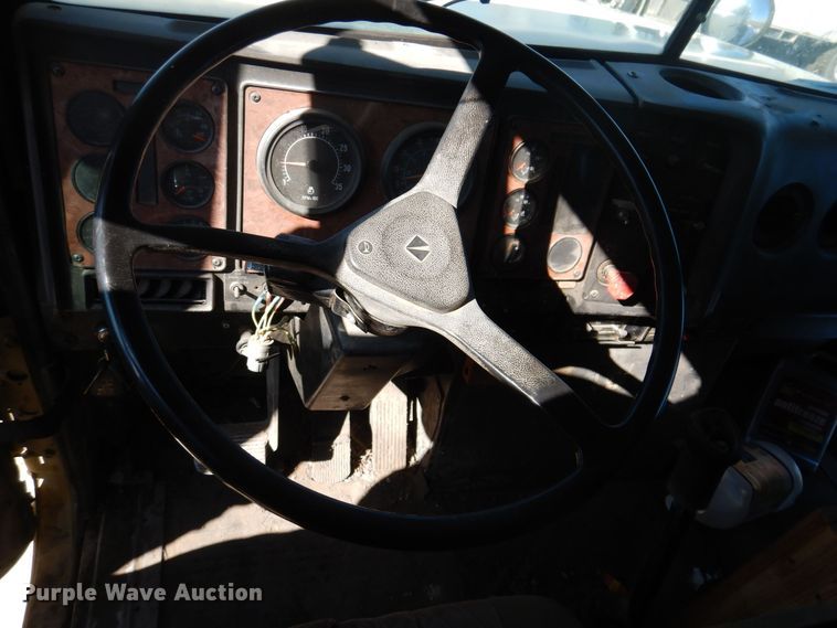 image for item IO9407 1994 International 9200  box truck