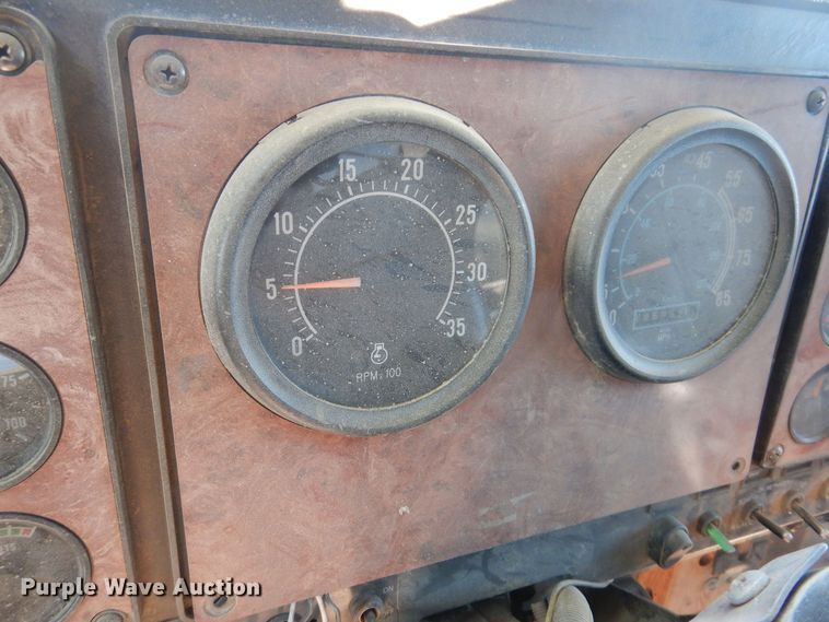 image for item IO9407 1994 International 9200  box truck