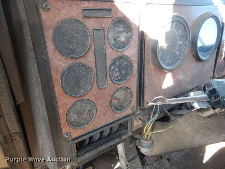 image for item IO9407 1994 International 9200  box truck