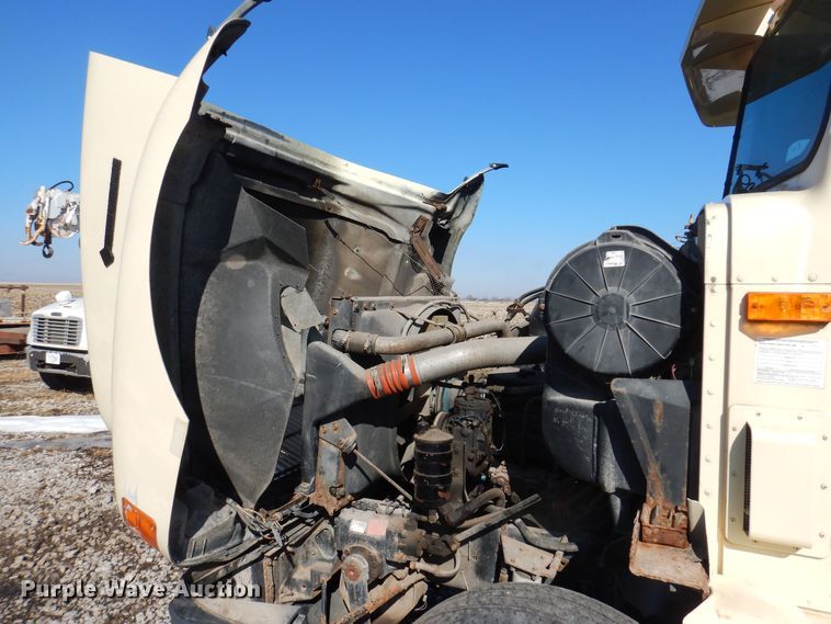 image for item IO9407 1994 International 9200  box truck