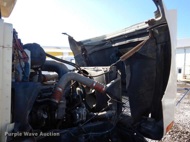 image for item IO9407 1994 International 9200  box truck