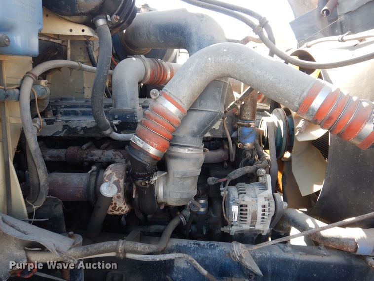 image for item IO9407 1994 International 9200  box truck