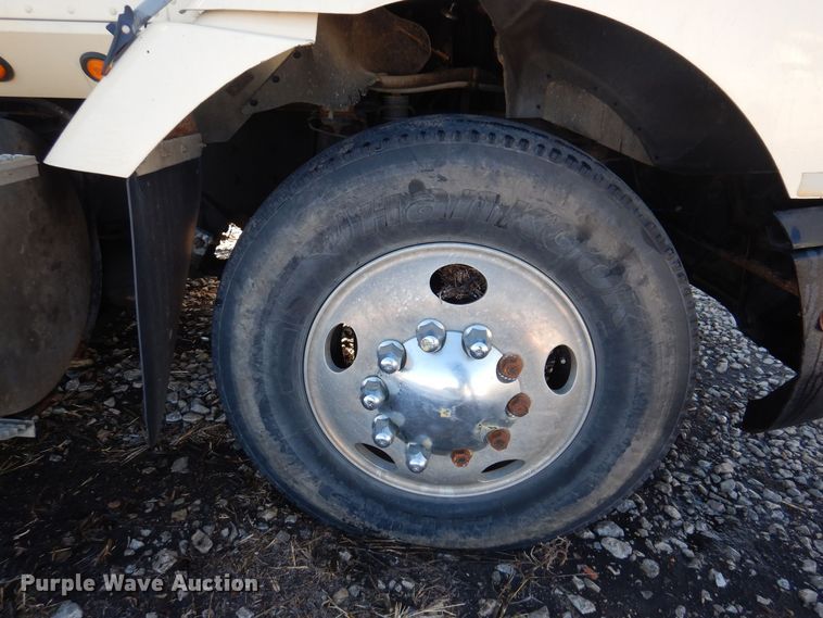 image for item IO9407 1994 International 9200  box truck