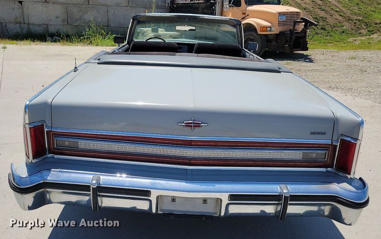 image for item IQ9836 1978 Lincoln Continental Town Car  convertible