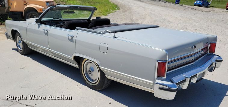 image for item IQ9836 1978 Lincoln Continental Town Car  convertible