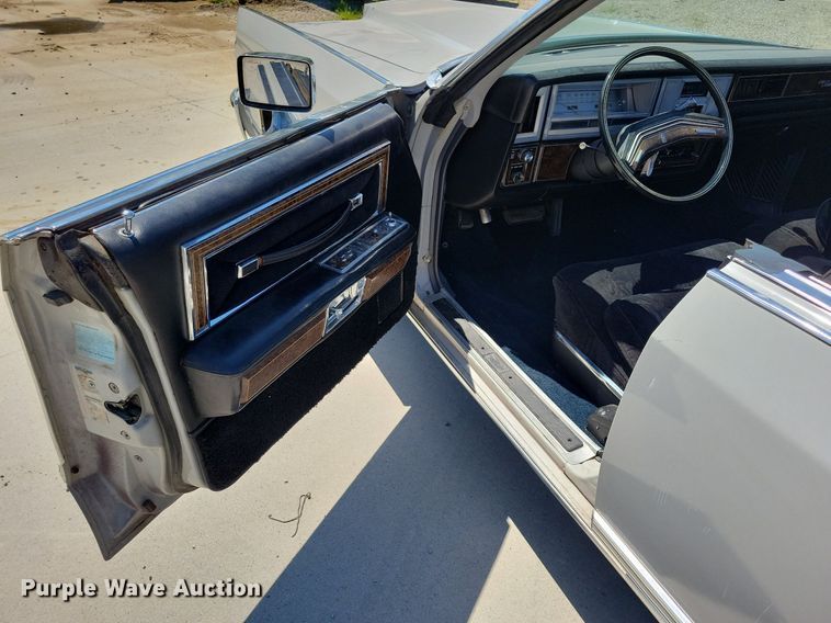 image for item IQ9836 1978 Lincoln Continental Town Car  convertible