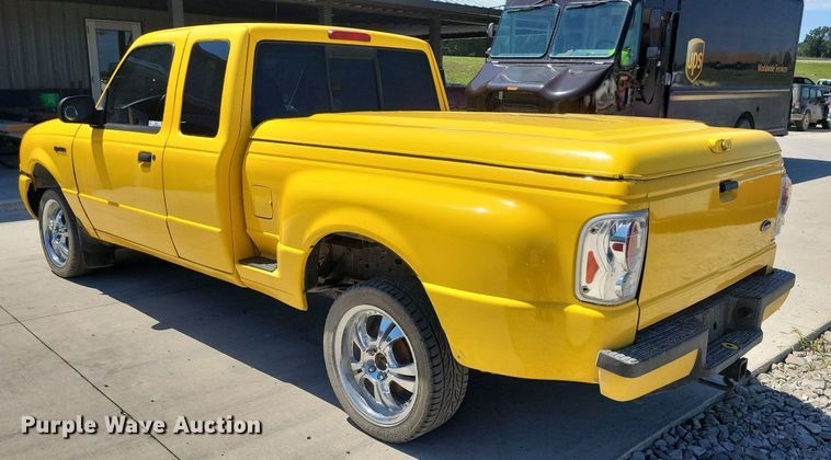 image for item IQ9838 2001 Ford Ranger  SuperCab pickup truck