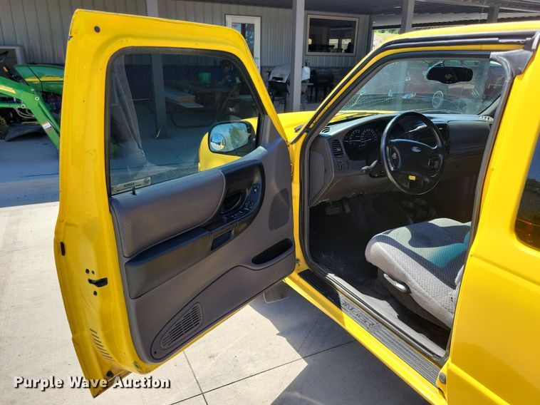 image for item IQ9838 2001 Ford Ranger  SuperCab pickup truck