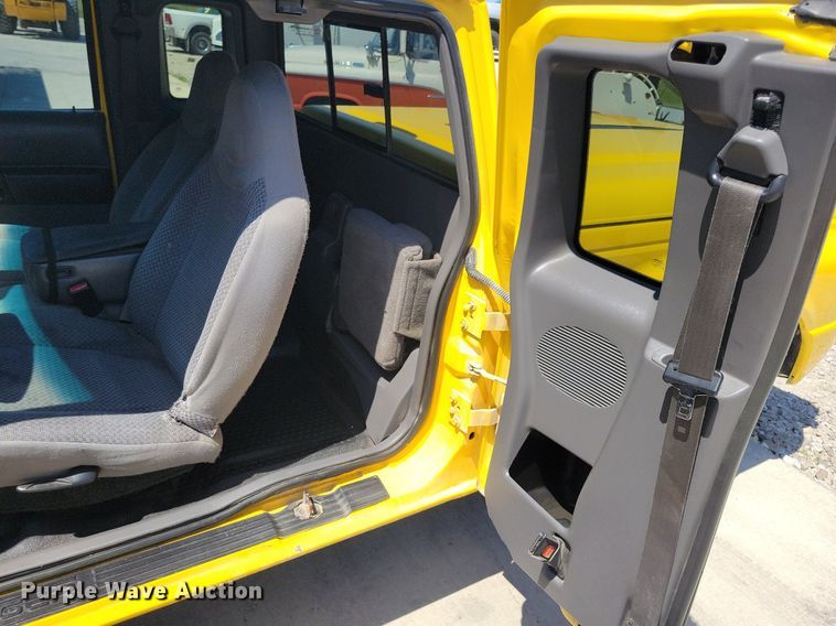 image for item IQ9838 2001 Ford Ranger  SuperCab pickup truck