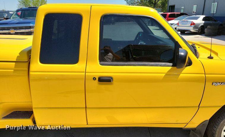 image for item IQ9838 2001 Ford Ranger  SuperCab pickup truck