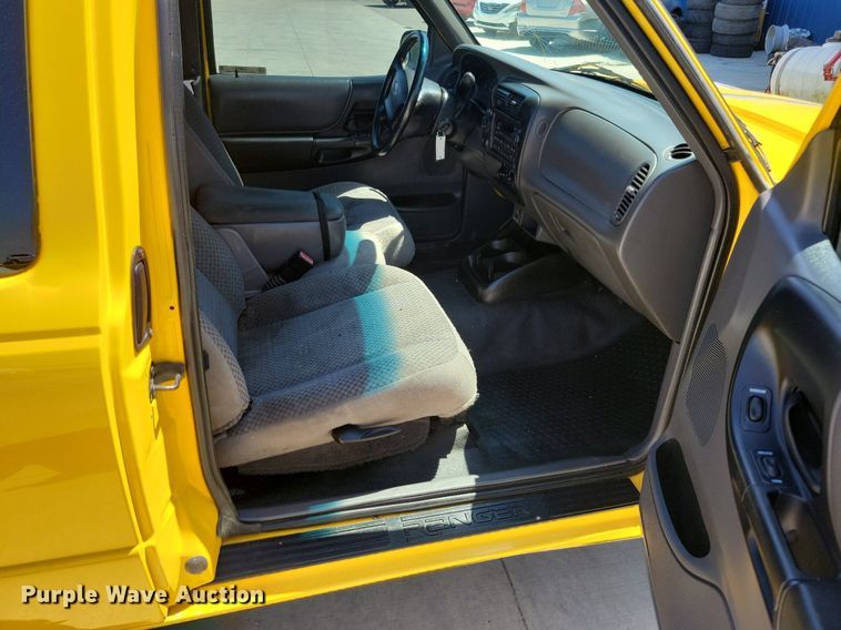 image for item IQ9838 2001 Ford Ranger  SuperCab pickup truck