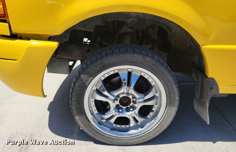 image for item IQ9838 2001 Ford Ranger  SuperCab pickup truck