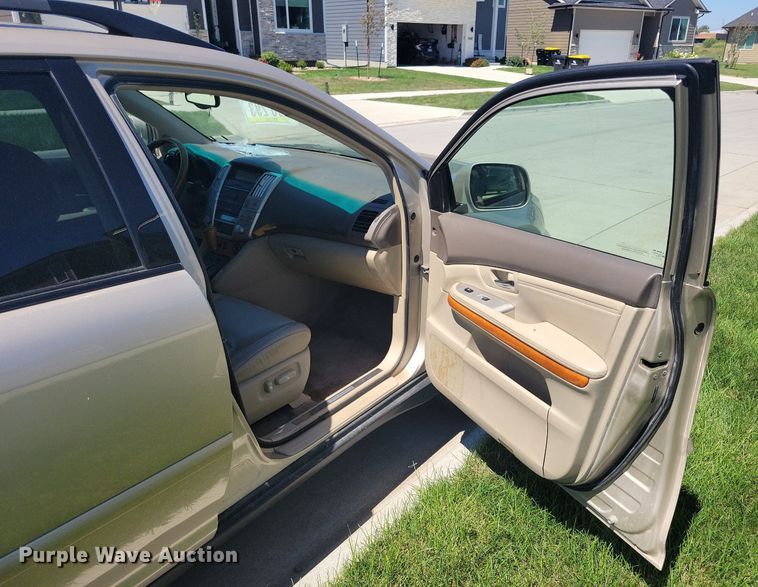 image for item IQ9867 2004 Lexus RX 330  SUV