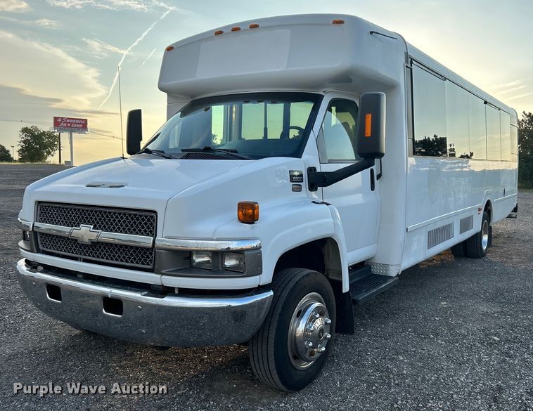 image for item KW9120 2005 Chevrolet C5500 shuttle bus