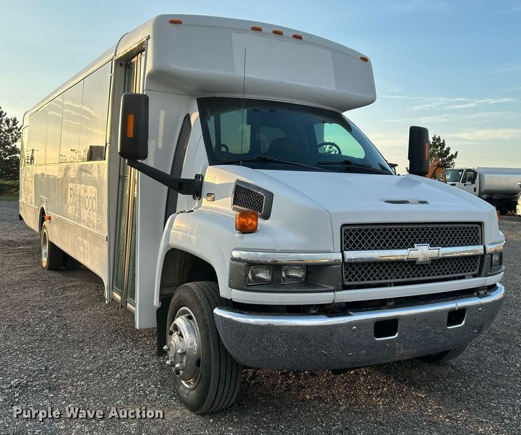 image for item KW9120 2005 Chevrolet C5500 shuttle bus