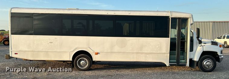 image for item KW9120 2005 Chevrolet C5500 shuttle bus