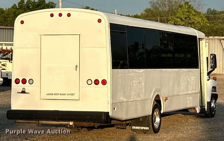 image for item KW9120 2005 Chevrolet C5500 shuttle bus