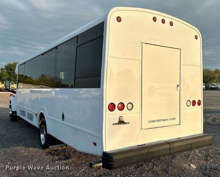 image for item KW9120 2005 Chevrolet C5500 shuttle bus