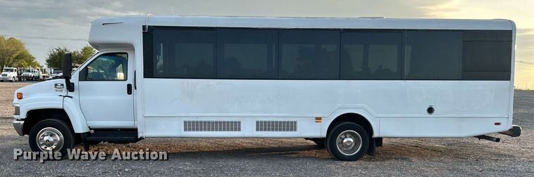 image for item KW9120 2005 Chevrolet C5500 shuttle bus