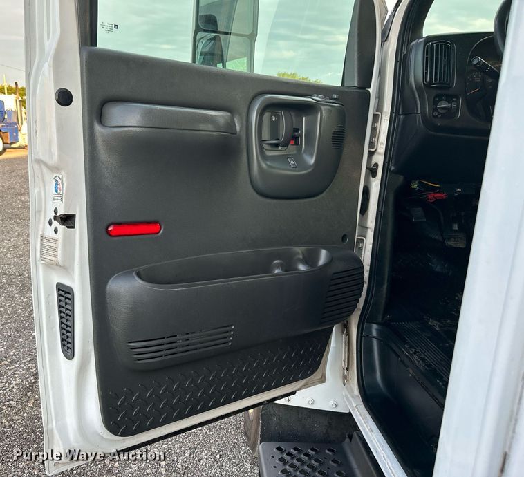 image for item KW9120 2005 Chevrolet C5500 shuttle bus