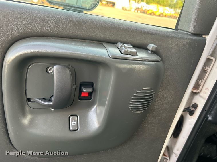 image for item KW9120 2005 Chevrolet C5500 shuttle bus