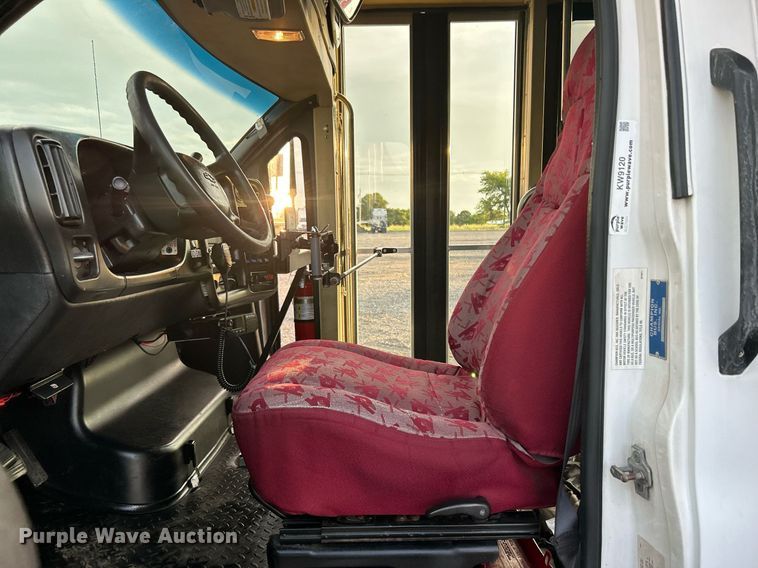 image for item KW9120 2005 Chevrolet C5500 shuttle bus