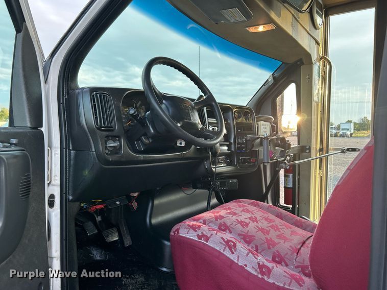 image for item KW9120 2005 Chevrolet C5500 shuttle bus