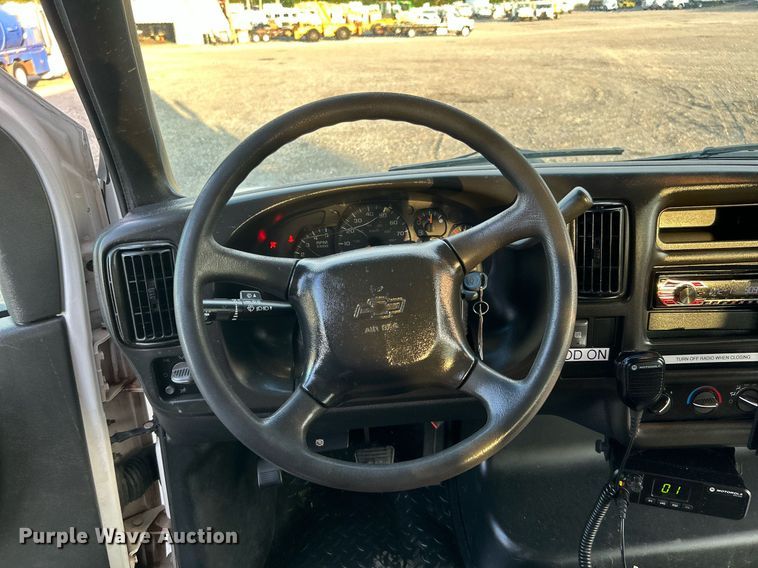 image for item KW9120 2005 Chevrolet C5500 shuttle bus