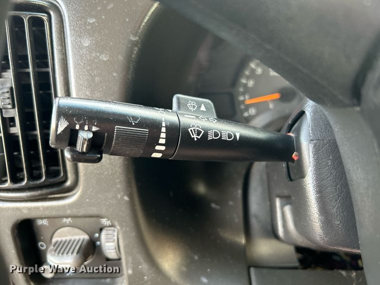 image for item KW9120 2005 Chevrolet C5500 shuttle bus