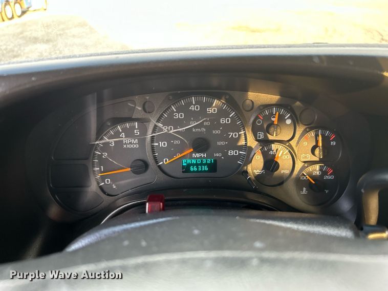 image for item KW9120 2005 Chevrolet C5500 shuttle bus