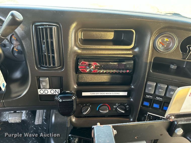 image for item KW9120 2005 Chevrolet C5500 shuttle bus