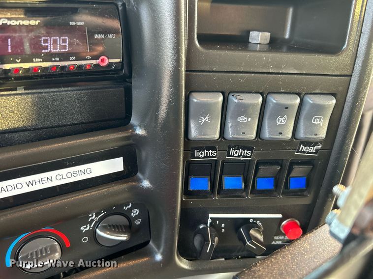 image for item KW9120 2005 Chevrolet C5500 shuttle bus