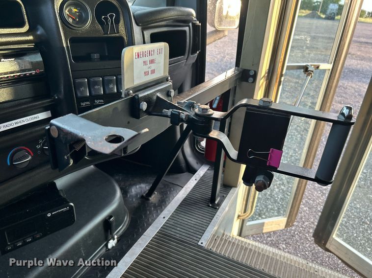 image for item KW9120 2005 Chevrolet C5500 shuttle bus