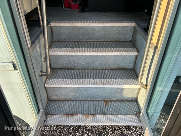 image for item KW9120 2005 Chevrolet C5500 shuttle bus